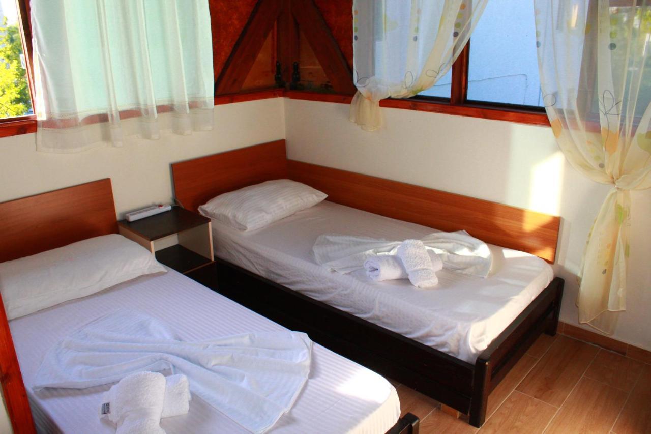 2 Kitarat Bb Bed & Breakfast Vlore Exterior photo