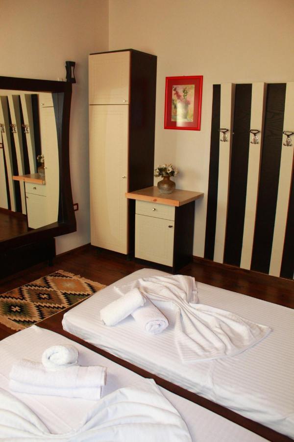 2 Kitarat Bb Bed & Breakfast Vlore Exterior photo